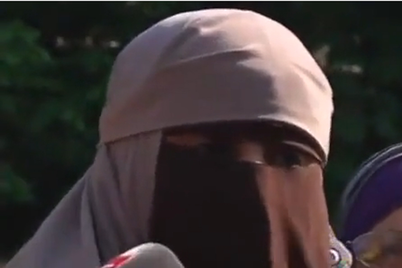 Fransa’da başörtülü bir kadına 'terörist' diye saldırıldı 